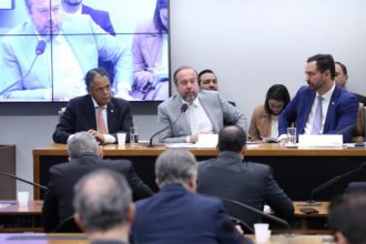 Alexandre Silveira em audiência com deputados: governo quer restringir encargos na conta de luz (Foto: Kayo Magalhães/Agência Câmara)