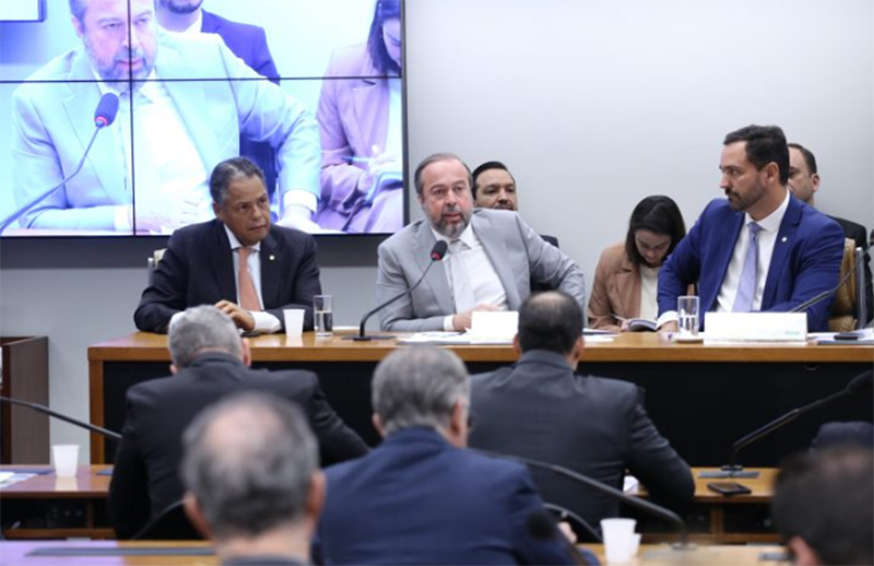 Alexandre Silveira em audiência com deputados: governo quer restringir encargos na conta de luz (Foto: Kayo Magalhães/Agência Câmara)