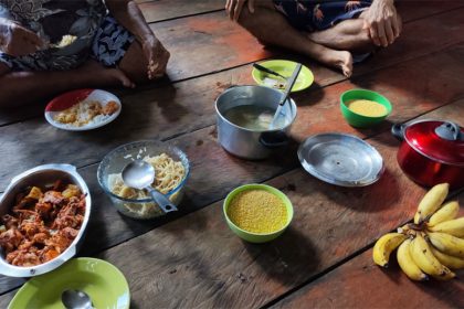 Dieta básica de família ribeirinha: frango, peixe e farinha (Foto: Divulgação)