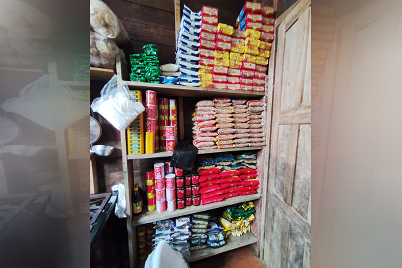 Alimentos industrializados em despensa de escola (Foto: Divulgação)