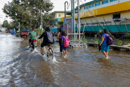 Alunos andam em rua alagada: cheia afeta ensino público no interior do Amazonas (Foto: Antônio Lima/Secom Gov. AM)