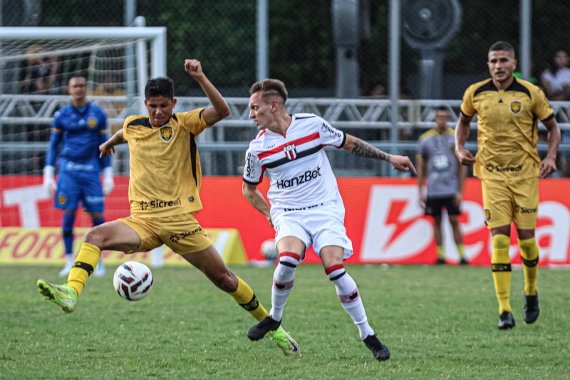 Amazonas FC (de amarelo) venceu em casa, mas é o lanterna da Série B (Foto: João Normando/AMFC)