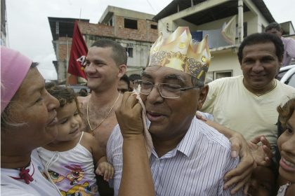 Amazonino sendo coroado rei: registro único do político amazonense (Foto: Raimundo Valentim/Divulgação)