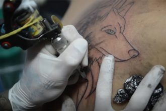 Tatuadores não podem aplicar anestesia para realizar tatuagem (Foto: Fábio Rodrigues Pozzebom/ABr)