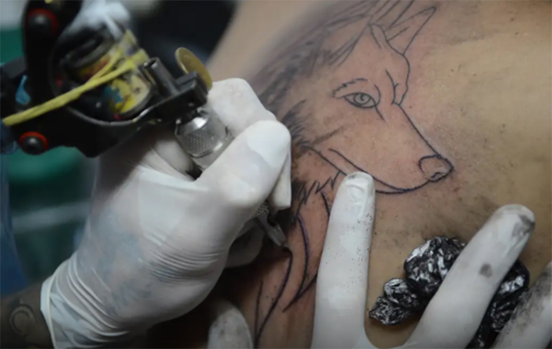 Tatuadores não podem aplicar anestesia para realizar tatuagem (Foto: Fábio Rodrigues Pozzebom/ABr)