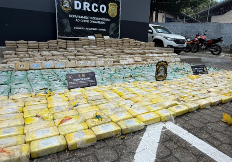 Uma tonelada de meia de drogas, entre cocaína e maconha tipo skunk, foi apreendida no Rio Solimões (Foto: PC-AM/Divulgação)