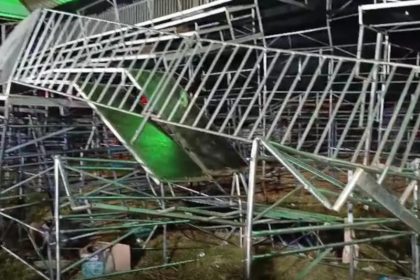Estrutura da arquibancada ficou espalhada uma sobre as outras (Foto: Defesa Civil-SP/Divulgação)