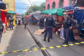 Assassinato atraiu pedestres e comerciantes em rua movimentada no Centro de Manaus (Foto: PM-AM/Divulgação)