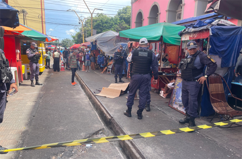 Assassinato atraiu pedestres e comerciantes em rua movimentada no Centro de Manaus (Foto: PM-AM/Divulgação)