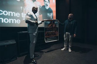 Ator Terry Crews recebe pôster do filme Cidade de Deus, do qual é fã (Imagem: Instagram/Reprodução)