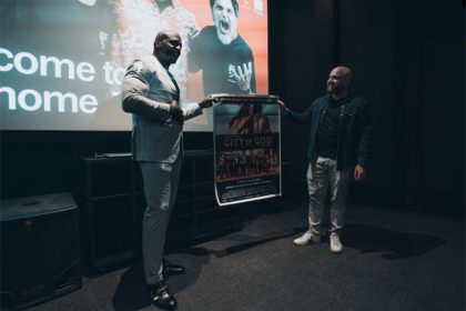 Ator Terry Crews recebe pôster do filme Cidade de Deus, do qual é fã (Imagem: Instagram/Reprodução)