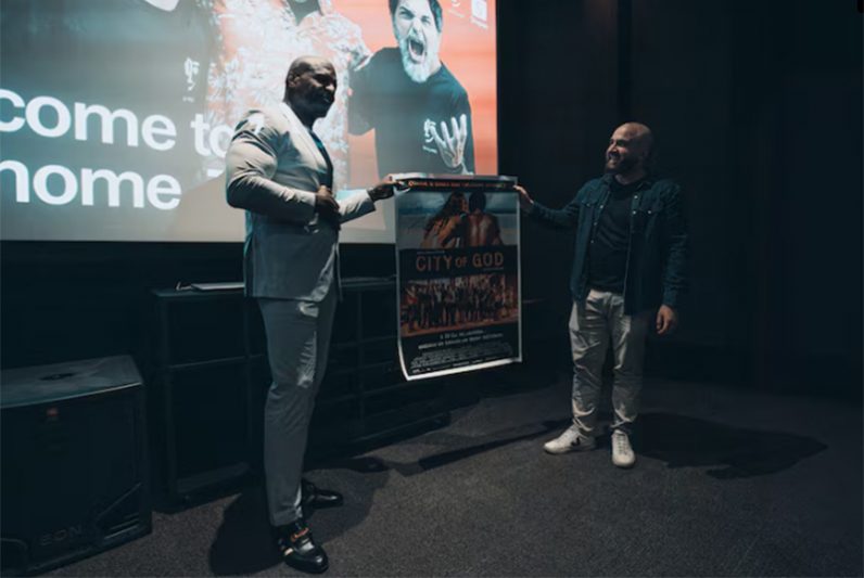 Ator Terry Crews recebe pôster do filme Cidade de Deus, do qual é fã (Imagem: Instagram/Reprodução)