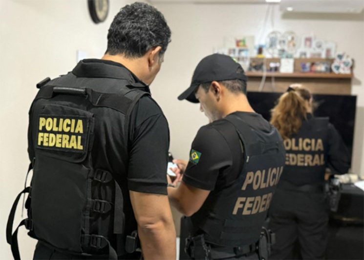 Agentes federais inspecionam documentos em casa de suspeito de fraude (Foto: PF/Divulgação)