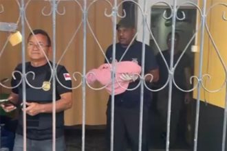 Servidores do IML recolheram corpo da bebê (Foto: PM-AM/WhatsApp)