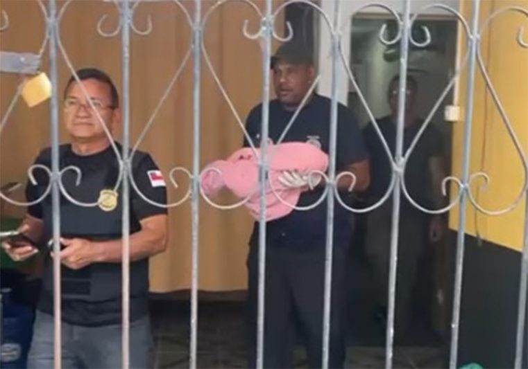Servidores do IML recolheram corpo da bebê (Foto: PM-AM/WhatsApp)