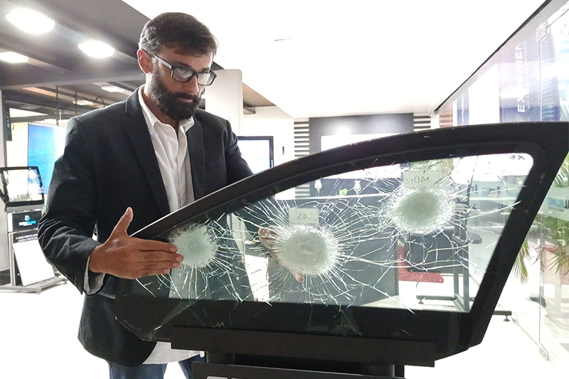Fernando Vivacqua, da Totalblind, de Manaus, mostra vidro em teste de segurança da blindagem (Foto: Milton Almeida/AM ATUAL)