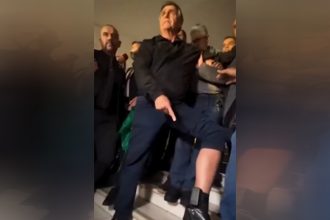 Bolsonaro foi à Câmara na segunda-feira mostrar tornozeleira (Imagem: YouTube/Reprodução)