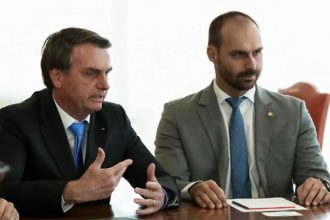 Jair Bolsonaro com o filho Eduardo: ministro do STF afirma que eles fizeram confissão de obstrução à Justiça (Foto: Marcos Corrêa/PR)