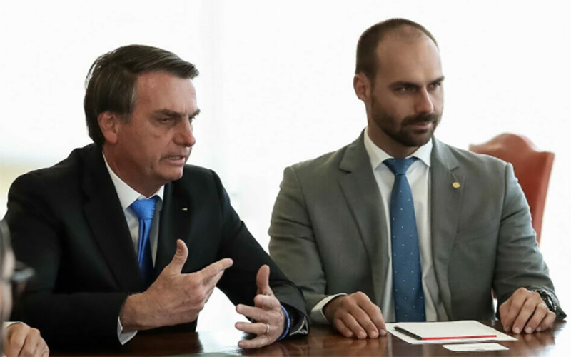 Jair Bolsonaro com o filho Eduardo: ministro do STF afirma que eles fizeram confissão de obstrução à Justiça (Foto: Marcos Corrêa/PR)