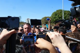Jair Bolsonaro em entrevista a jornalista: tornozeleira é humilhação (Foto: Antônio Cruz/ABr)