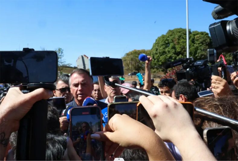 Jair Bolsonaro em entrevista a jornalista: tornozeleira é humilhação (Foto: Antônio Cruz/ABr)