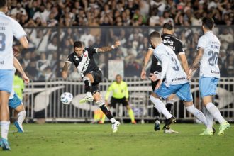 Lucas Freitas no momento em que chuta para marcar o gol do Vasco (Foto: Matheus Lima/Vasco da Gama)