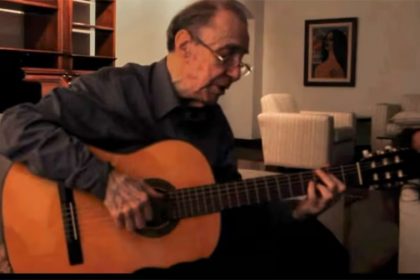 João Gilberto em cena inédita de vídeo gravado na casa dele (Imagem: Facebook/João Marcelo de Oliveira/Reprodução)