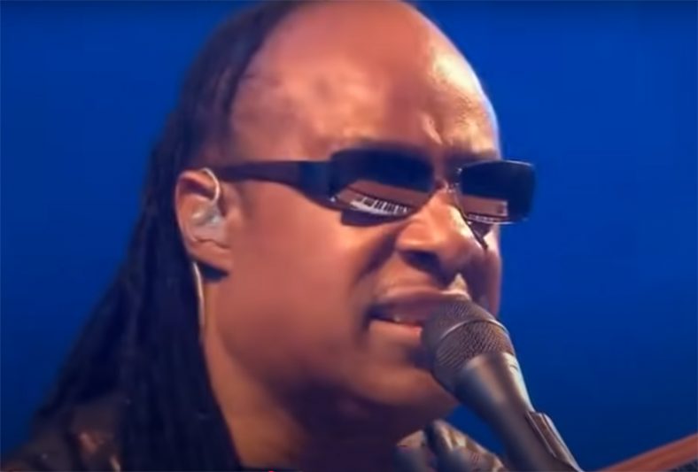 Cantor Stevie Wonder disse que perda da visão foi uma bênção (Imagem: YouTube/Reprodução)