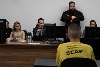 João Pedro de Oliveira Rosa Rodrigues ao ouvir juiz pronunciar a sentença (Foto: Raphael Alves/TJAM)