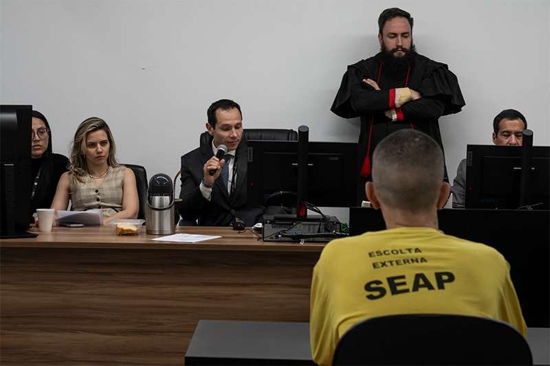 João Pedro de Oliveira Rosa Rodrigues ao ouvir juiz pronunciar a sentença (Foto: Raphael Alves/TJAM)