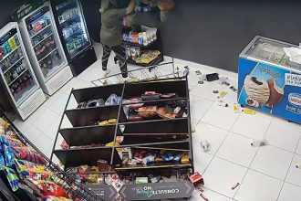 Moradora derrubou prateleiras e jogou produtos no chão (Imagem: Câmera de Monitoramento)