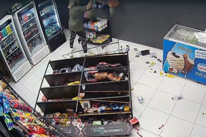 Moradora derrubou prateleiras e jogou produtos no chão (Imagem: Câmera de Monitoramento)