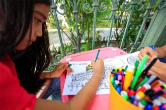 Atividade artística inclui pintura e colorir desenhos (Foto: SEC-AM/Divulgação)