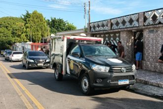 Carro do IML na casa do empresário: Severino foi morto a tiros (Foto: PC-AM/Divulgação)
