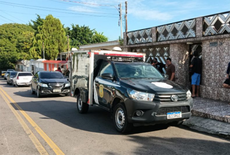Carro do IML na casa do empresário: Severino foi morto a tiros (Foto: PC-AM/Divulgação)