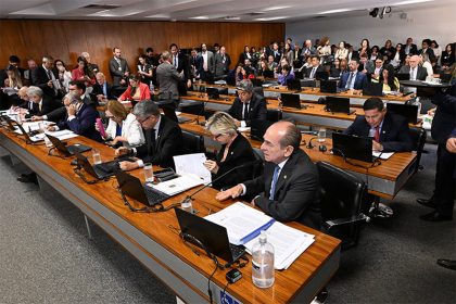 Senadores na Comissão de Constituição e Justiça: impasse sobre novo Código Eleitoral (Foto: Edilson Rodrigues/Agência Senado)