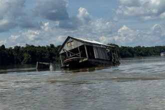 Draga de garimpo destruída no rio Jutaí, no Amazonas: AGU propõe criar cadastro de maquinário (Foto: PF/Divulgação)