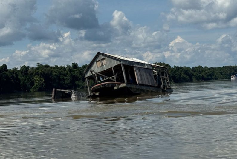 Draga de garimpo destruída no rio Jutaí, no Amazonas: AGU propõe criar cadastro de maquinário (Foto: PF/Divulgação)