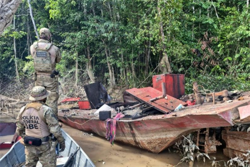 Barco abandonado por garimpeiros e apreendidos pela PF (Foto: PF/Divulgação)
