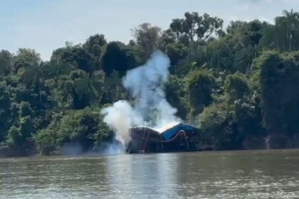 Draga de garimpo destruída no rio Jutaí: combate ao garimpo ilegal (Foto: PF/Divulgação)