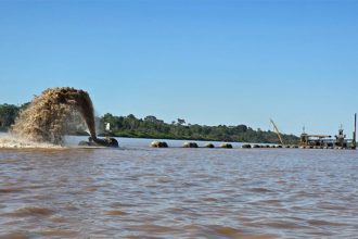 Dragagem no Rio Madeira possibilita passagem de balsa com material para recuperar trecho da BR-230 (Foto: Dnit/Divulgação)