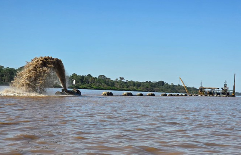 Dragagem no Rio Madeira possibilita passagem de balsa com material para recuperar trecho da BR-230 (Foto: Dnit/Divulgação)