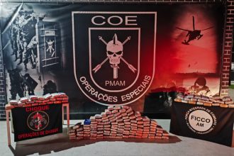 Droga foi apreendida e levada para a Polícia Federal (Foto: PM-AM/Divulgação)