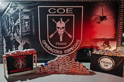 Droga foi apreendida e levada para a Polícia Federal (Foto: PM-AM/Divulgação)