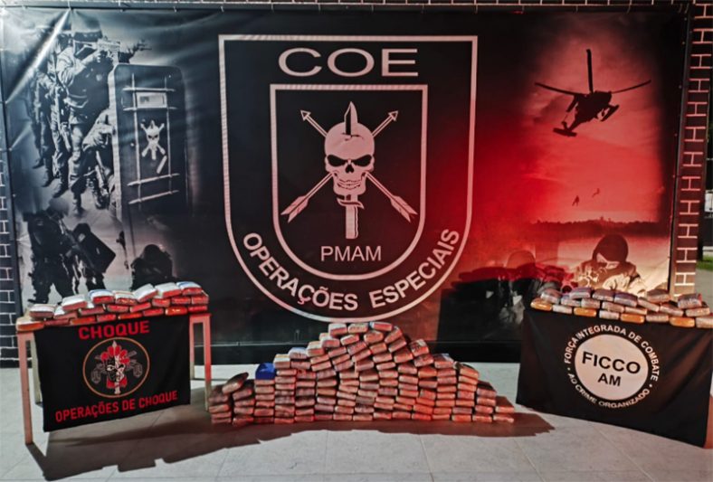 Droga foi apreendida e levada para a Polícia Federal (Foto: PM-AM/Divulgação)