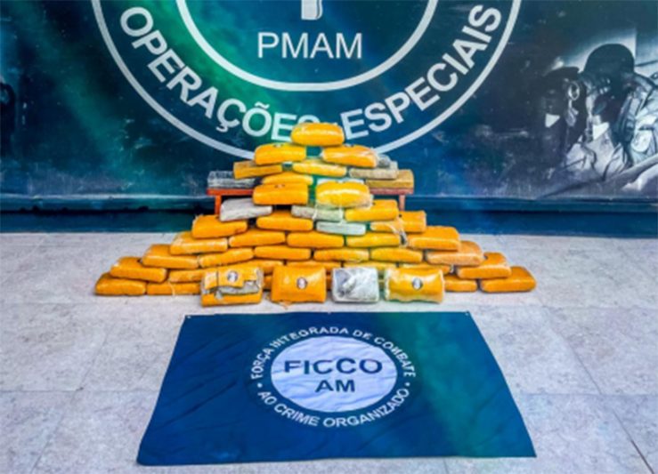 Tabletes de maconha apreendidos com os suspeitos (Foto: PC-AM/Divulgação)