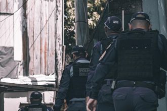 Companheiro da avó da criança foi preso pela Polícia Militar do Amazonas. (Foto: Divulgação/PMAM)