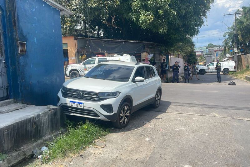 Carro de Márcio Nonato em que ele estava com o filho de 4 anos (Foto: WhatsApp/PM-AM/Reprodução)