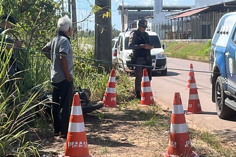 A vítima estava em uma motocicleta e tombou ao ser baleado. (Foto: WhatsApp/Reprodução)