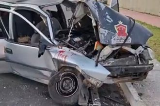 Imagens divulgadas nas redes sociais mostram que o veículo ficou com a parte dianteira destruída. (Foto: WhatsApp/Reprodução)